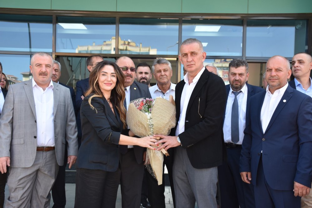 TFF Başkanı Hacıosmanoğlu tesislere girmek için hendekten atladı