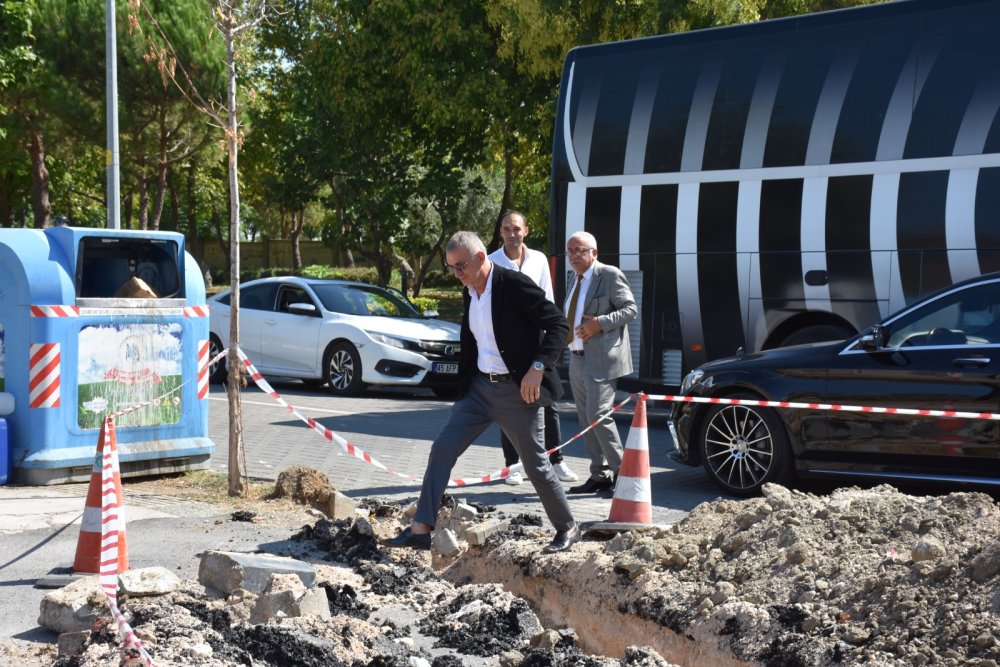TFF Başkanı Hacıosmanoğlu tesislere girmek için hendekten atladı
