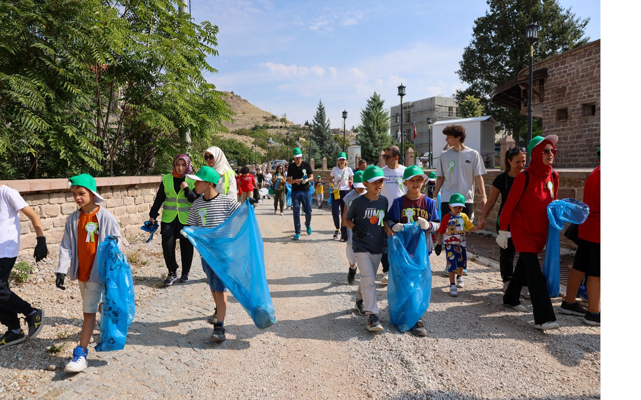 selcuklu-belediyesinden-cevre-gonulluleriyle-birlikte-anlamli-etkinlik.jpg