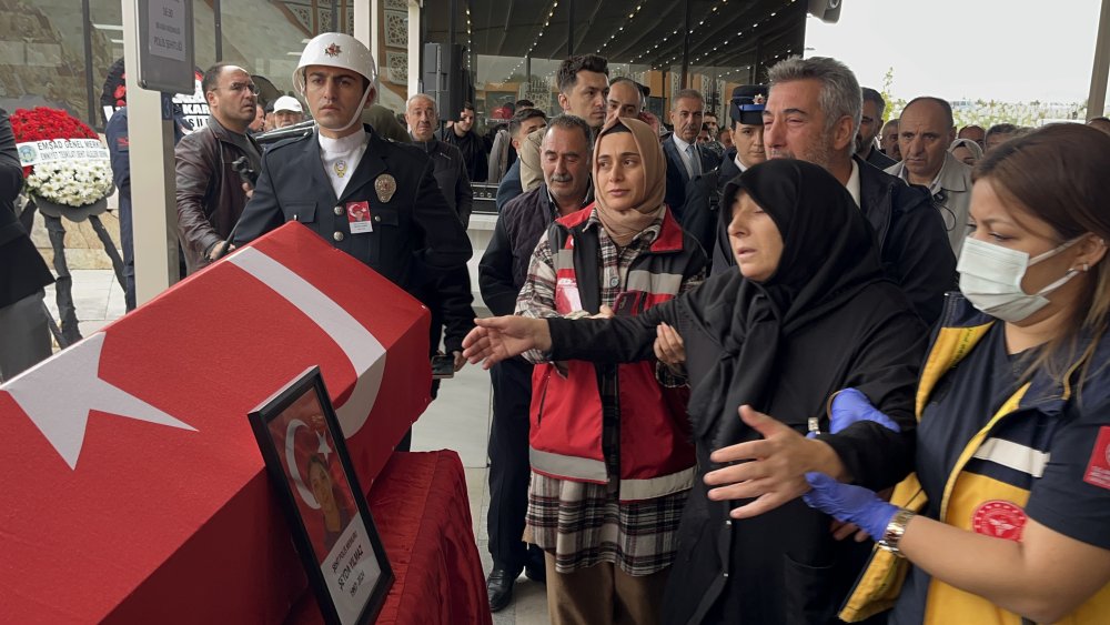 Şehit polis memuru Şeyda’yı, eşi tabutunu öperek son yolculuğuna uğurladı
