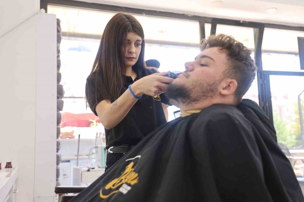 Konyalılar önce şaşırıyorlar sonra tekrar ona geliyorlar!