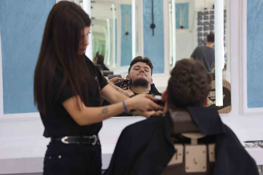 Konyalılar önce şaşırıyorlar sonra tekrar ona geliyorlar!