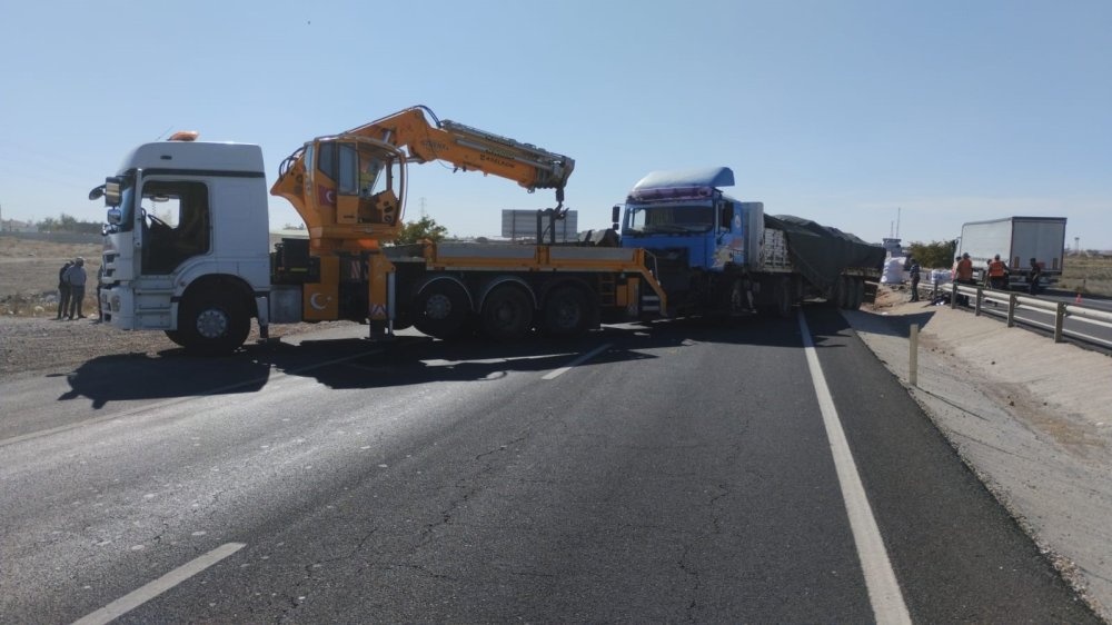 Aksaray-Konya yolunca feci kaza! Patatesler yola saçıldı