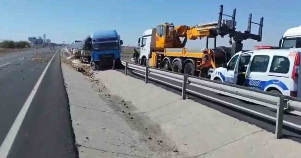 Aksaray-Konya yolunca feci kaza! Patatesler yola saçıldı
