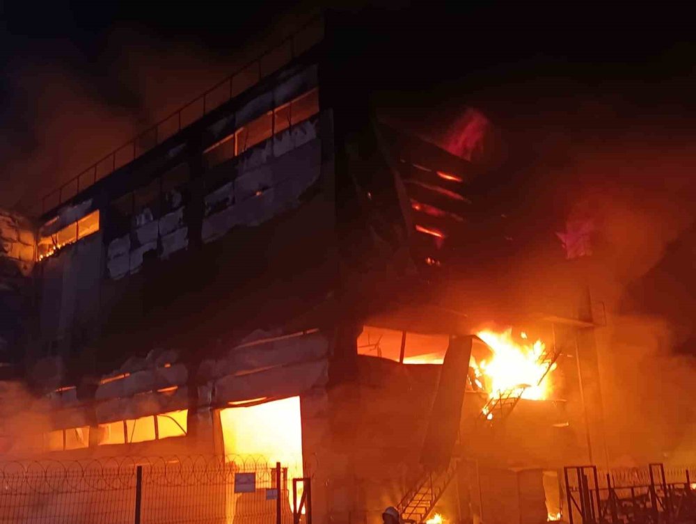 Kozmetik fabrikası hurdalığa dönüştü: Patlama sesleri duyuldu