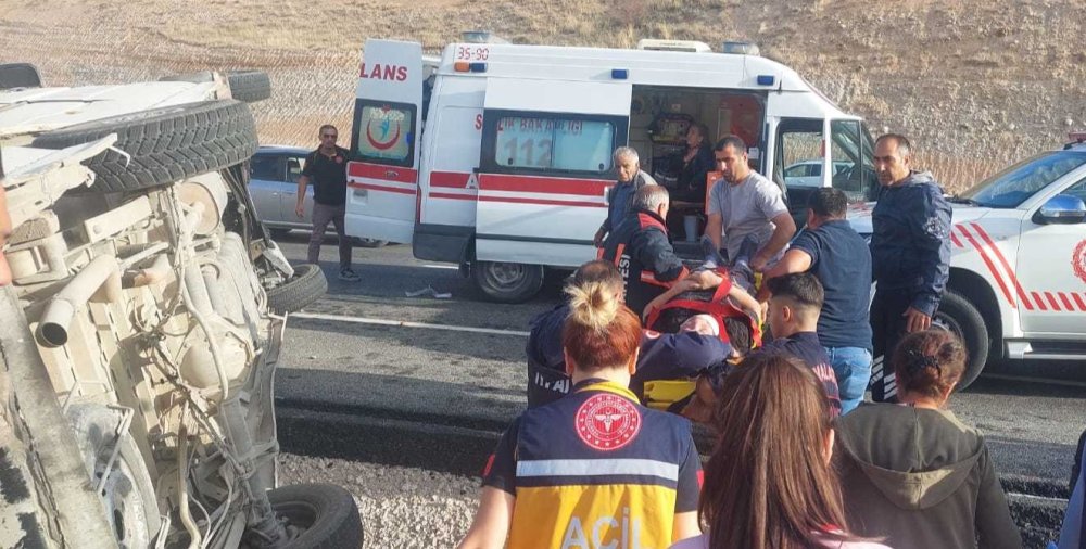 Yolcu minibüsü devrildi: 1'i ağır 17 yaralı