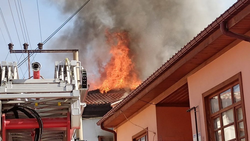 Konya’da tarihi evlerin bulunduğu sokakta yangın! 2 ev küle döndü