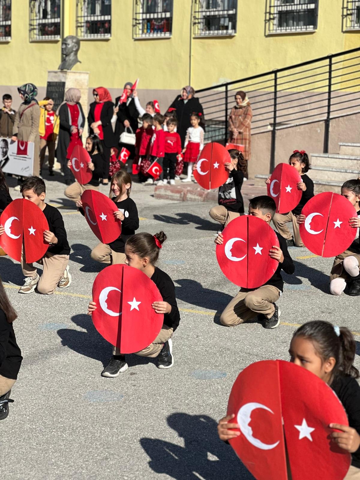 karkent-ilkokulunda-29-ekim-coskusu-11.jpeg