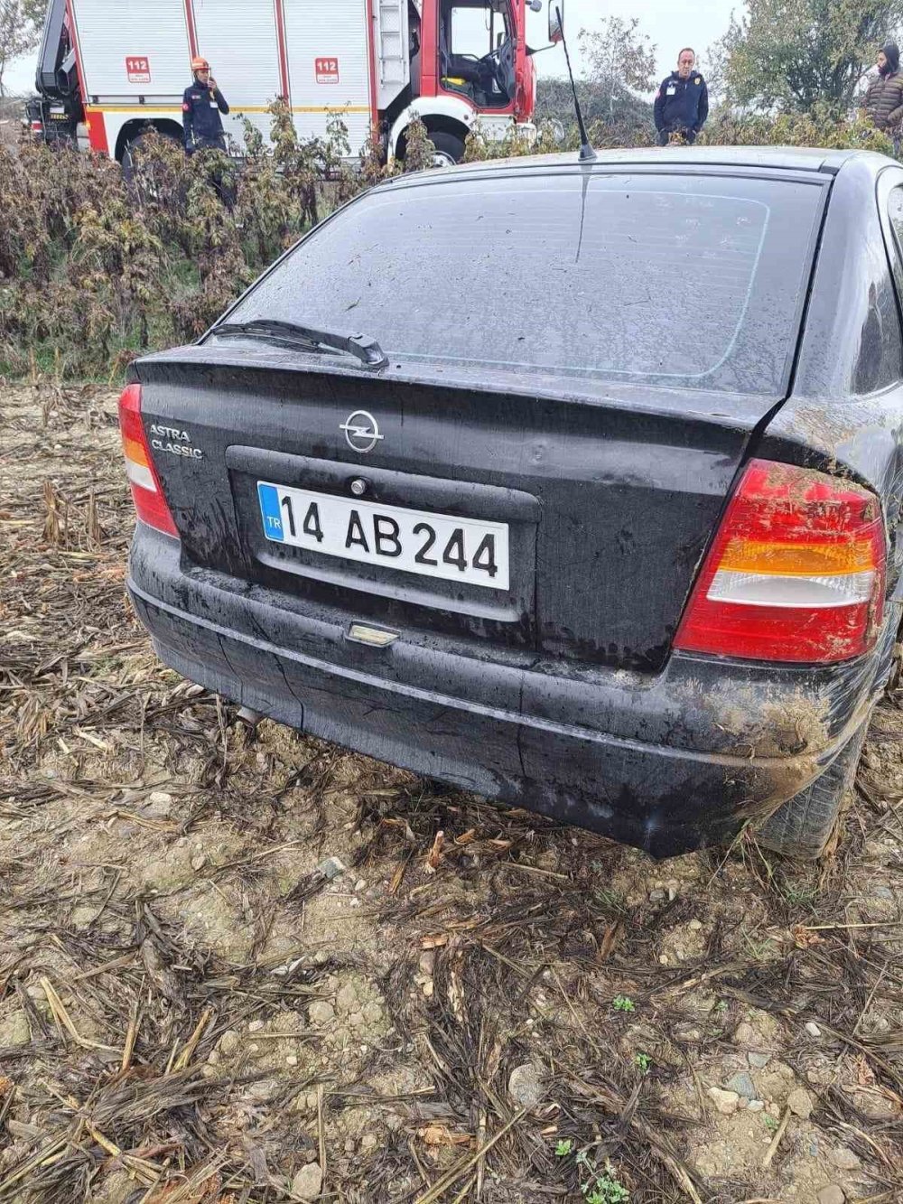 Otomobil tarlaya uçtu: 1 yaralı