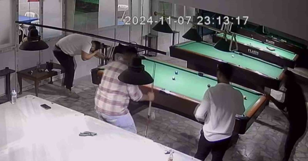 Kafasına bilardo topu gelen genç yere yığıldı