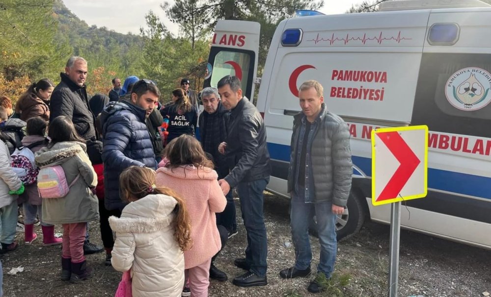 İlkokul öğrencilerinin taşındığı midibüs devrildi: 7'si öğrenci 10 yaralı