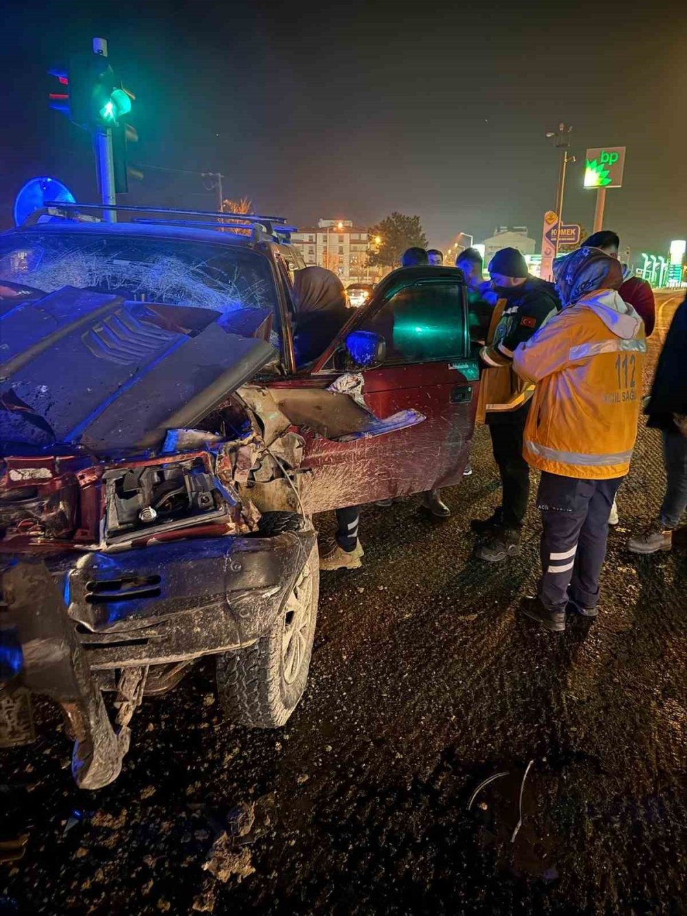 Konya'da pikap tıra arkadan çarptı! 2 kişi araçta sıkıştı