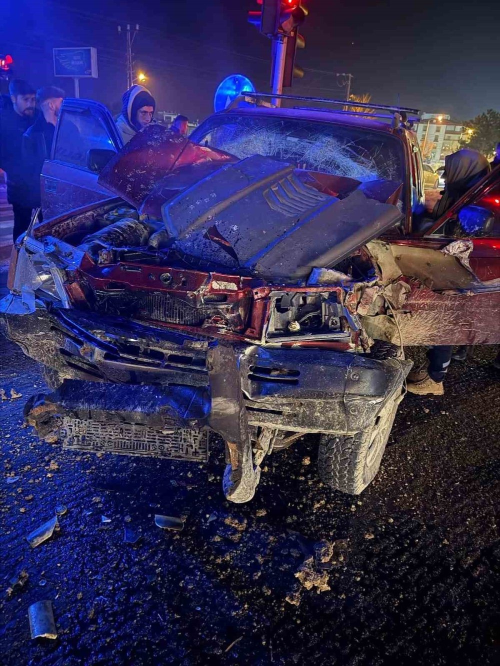 Konya'da pikap tıra arkadan çarptı! 2 kişi araçta sıkıştı