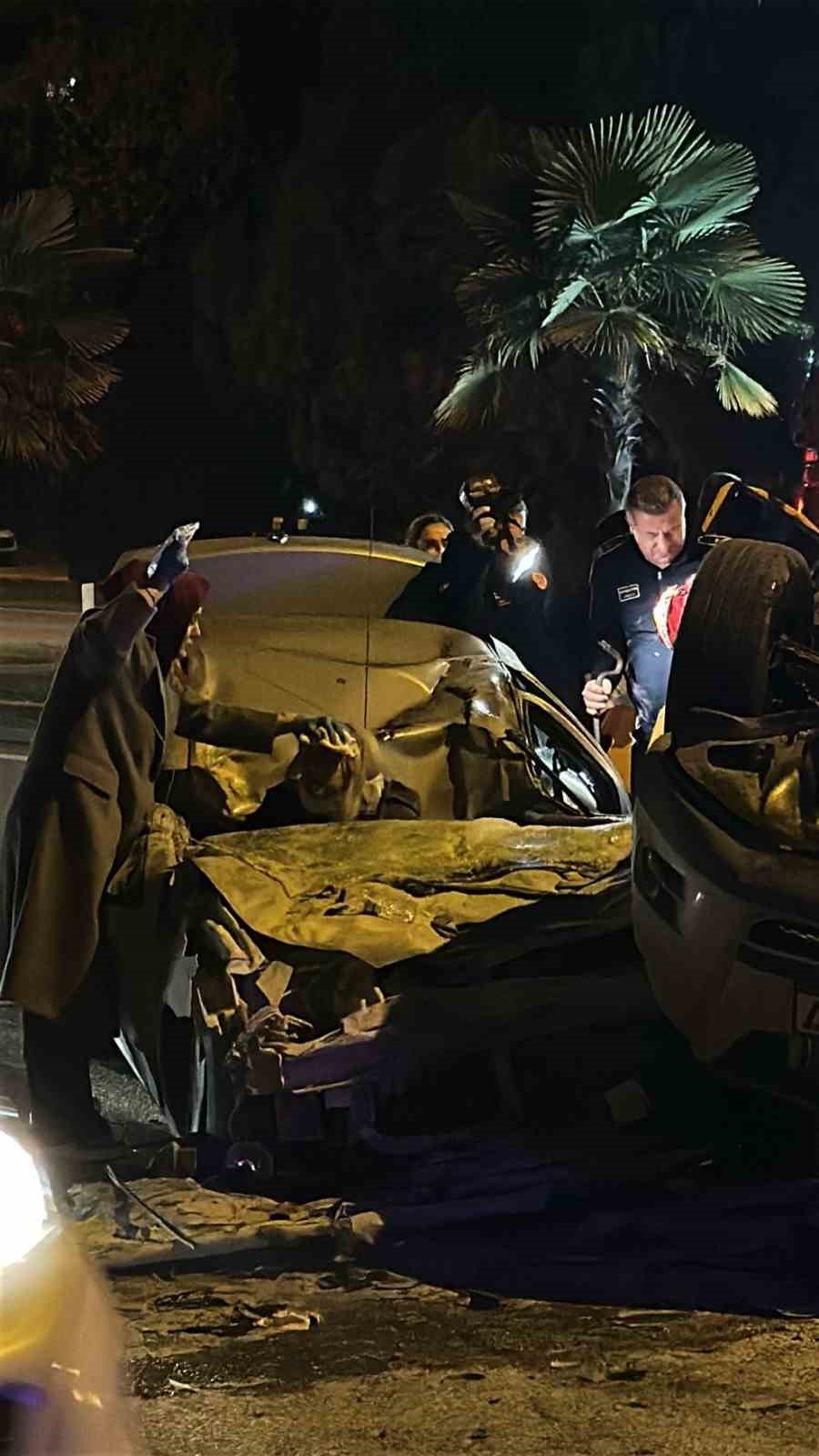 Bursa'da atliam gibi kaza... İki araç kafa kafaya çarpıştı: 1 ölü, 3 ağır yaralı