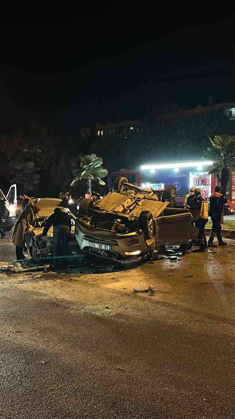 Bursa'da atliam gibi kaza... İki araç kafa kafaya çarpıştı: 1 ölü, 3 ağır yaralı