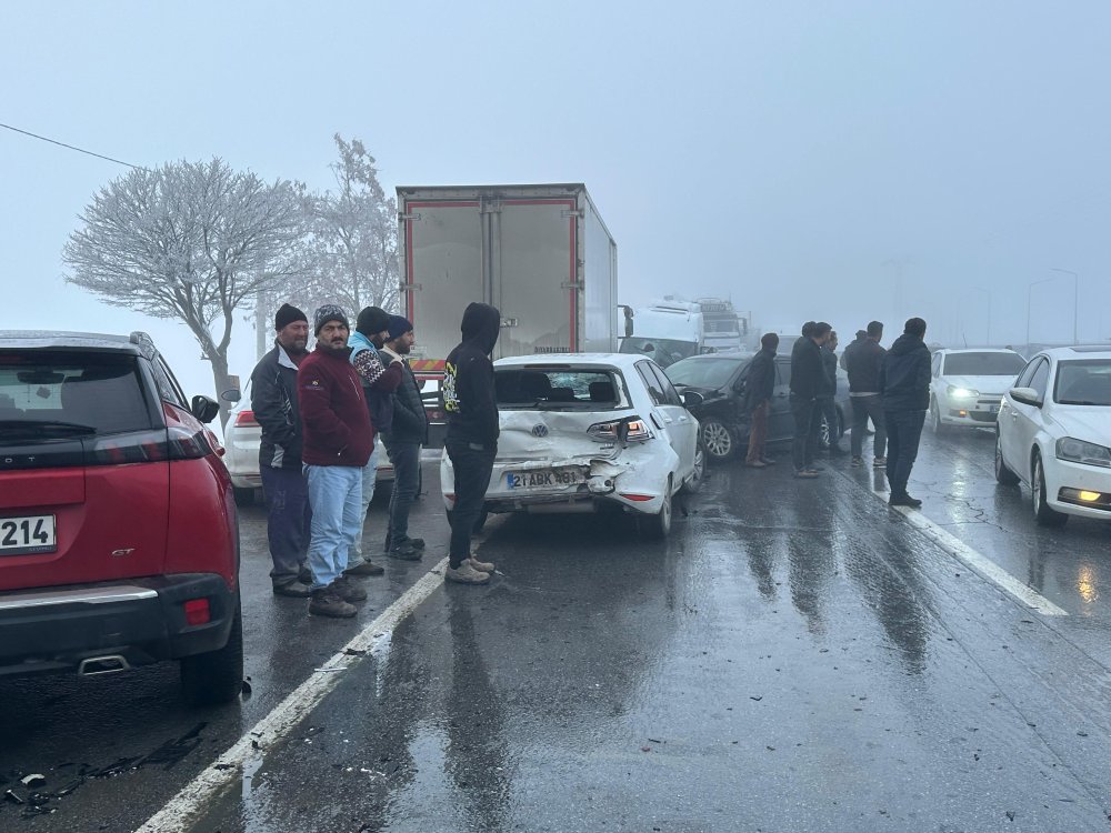 Bitlis-Tatvan kara yolunda 23 araç kazaya karıştı; 1'i ağır 31 yaralı