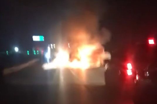 Aracın alev alev yandığı anlar kamerada