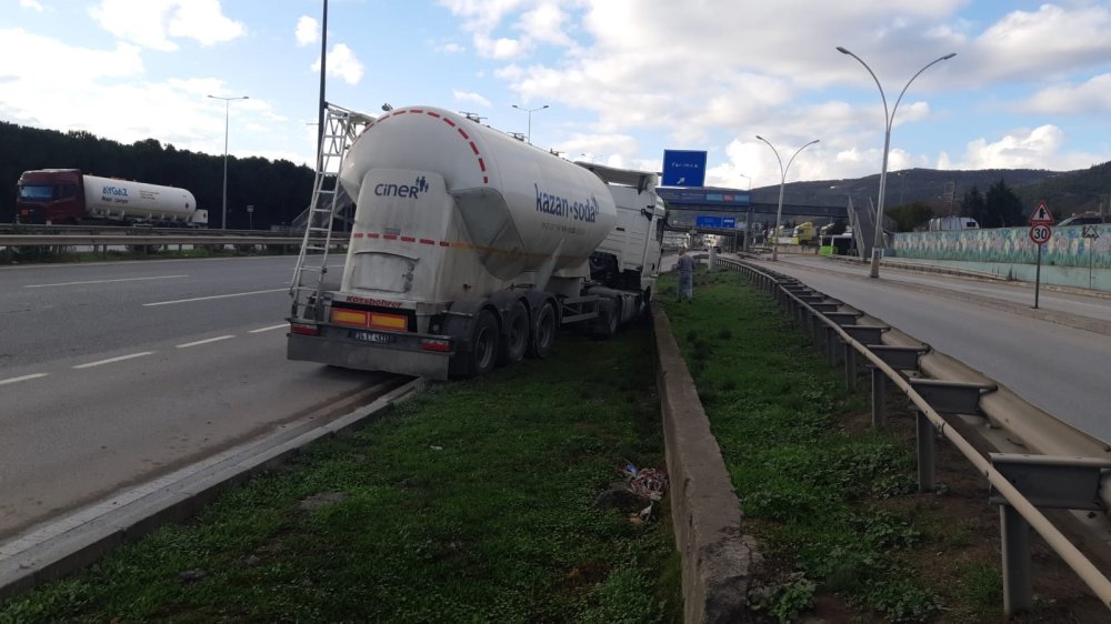 Tanker yol kenarındaki beton bloka çarptı: 1 yaralı