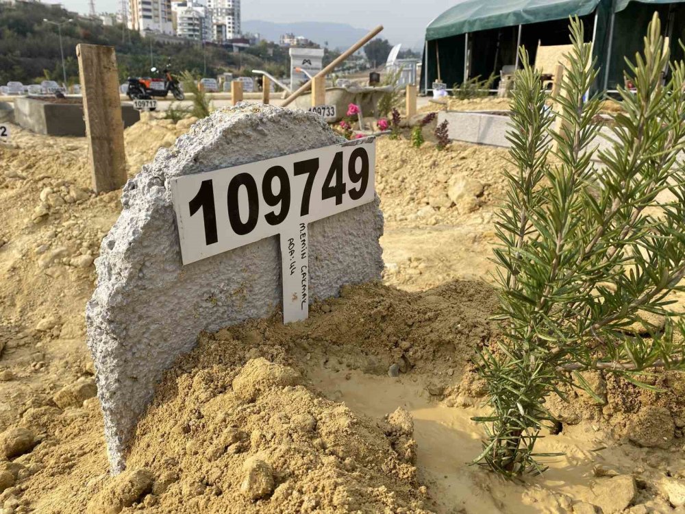 Mersin’de babasının öldürdüğü 8 yaşındaki çocuk toprağa verildi