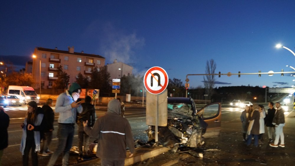 Okul servis minibüsü ile hafif ticari araç çarpıştı: 1'i ağır, 9 kişi yaralandı