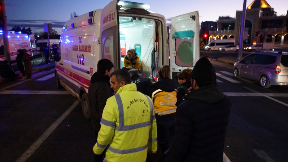 Okul servis minibüsü ile hafif ticari araç çarpıştı: 1'i ağır, 9 kişi yaralandı