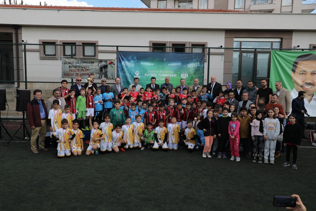 konya-karatay-ilkokul-futbo-turnuvasi-1.jpg