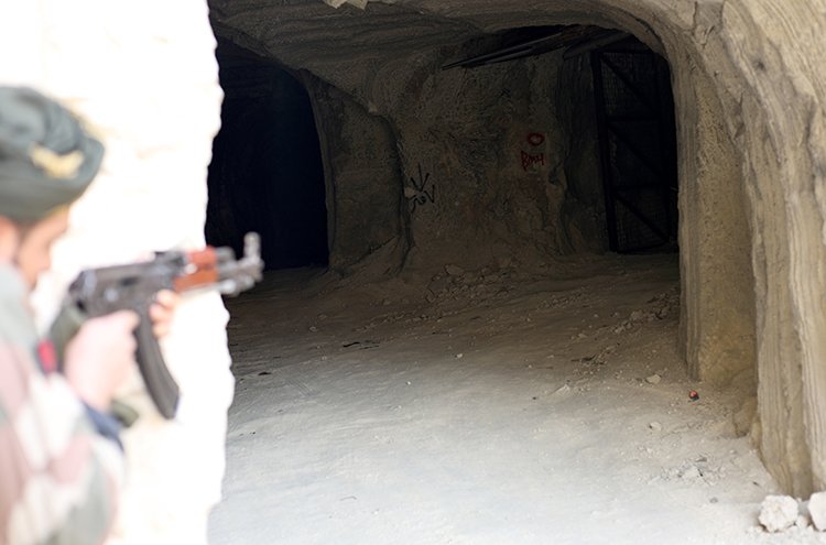 munbicte-teroristlerin-tir-sokabilecekleri-yuksekligi-7-metreye-varan-devasa-tunel-agi-bulundu-3.jpg