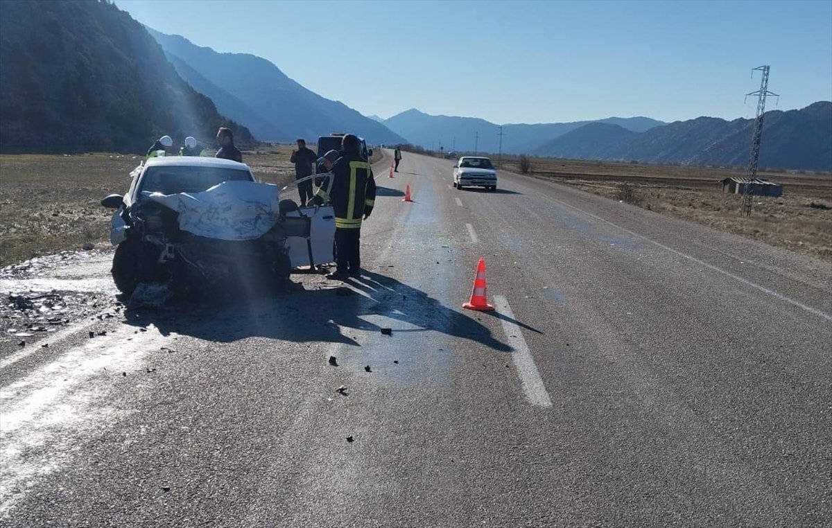 konyada-hafif-ticari-aracla-otomobilin-carpistigi-kazada-2-kisi-oldu-1-kisi-yaralandi-1.jpg