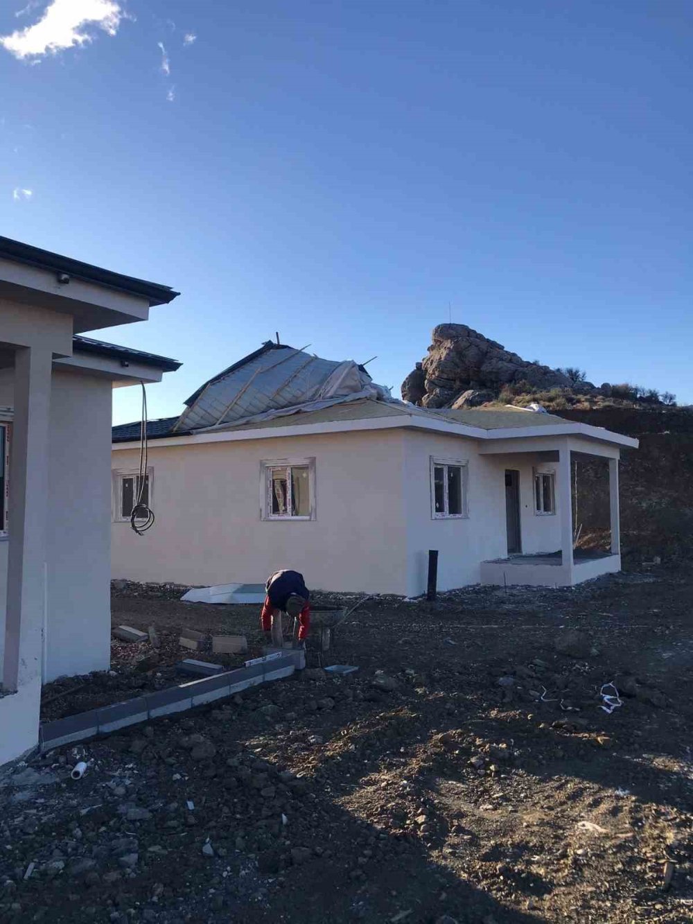 Şiddetli rüzgar çatıları uçurdu