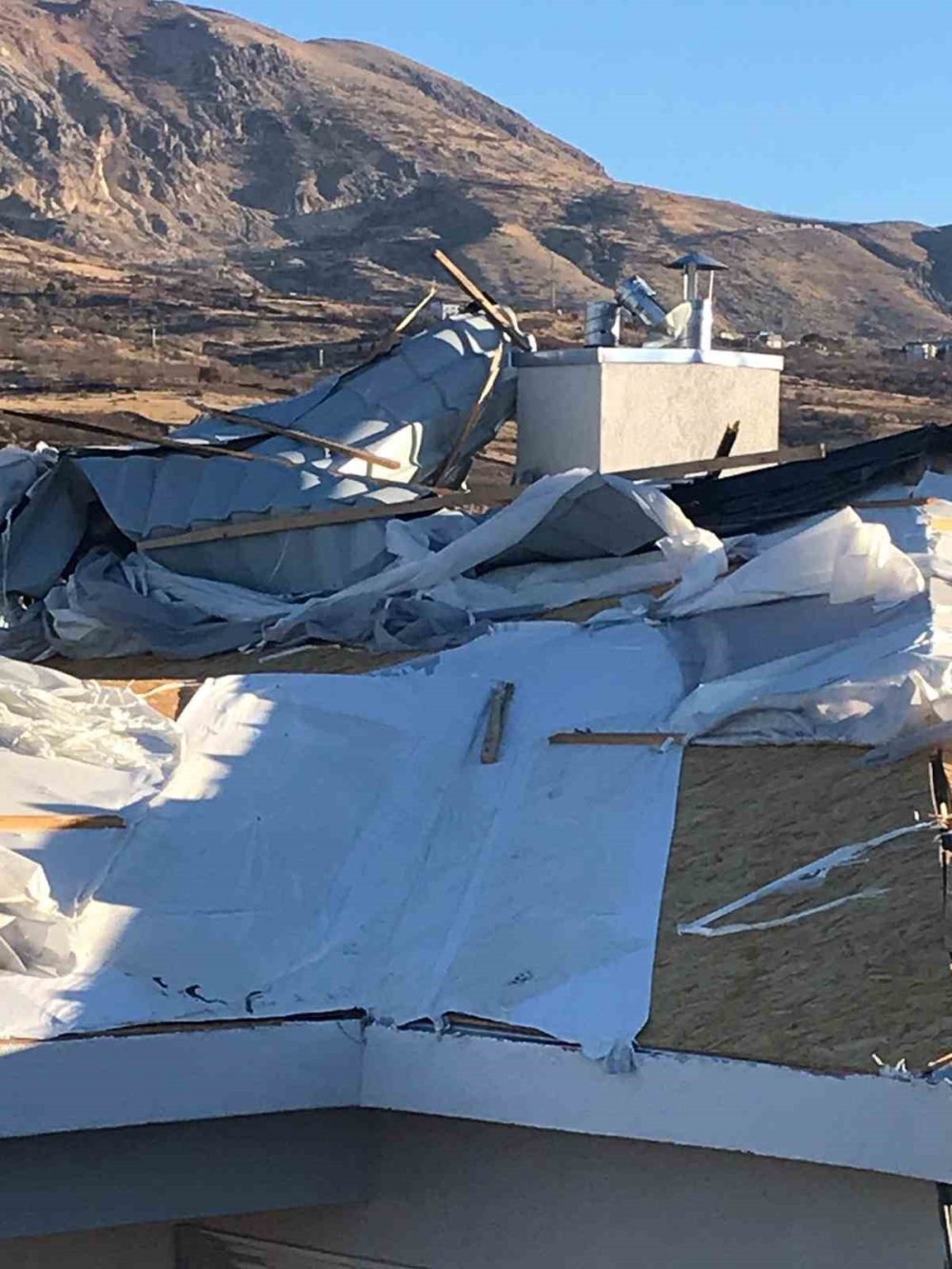 Şiddetli rüzgar çatıları uçurdu