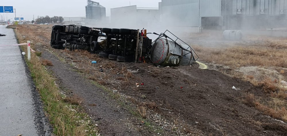 Konya'da asit yüklü tanker devrildi, şoför hayatını kaybetti