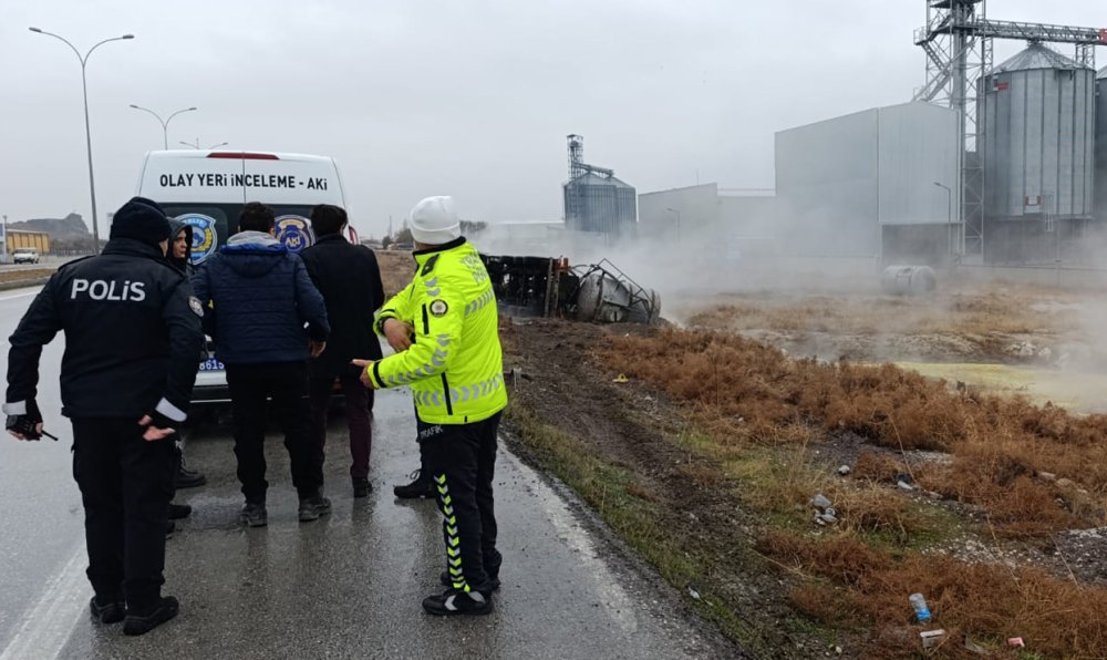 Konya'da asit yüklü tanker devrildi, şoför hayatını kaybetti