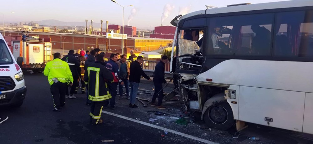 Manisa'da servis midibüsü ile TIR çarpıştı: 22 işçi yaralı