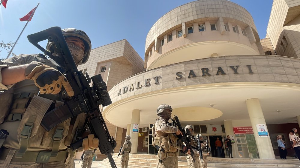 PKK'lı terörist teslim oldu, DHKP/C operasyonunda 13 şüpheli yakalandı