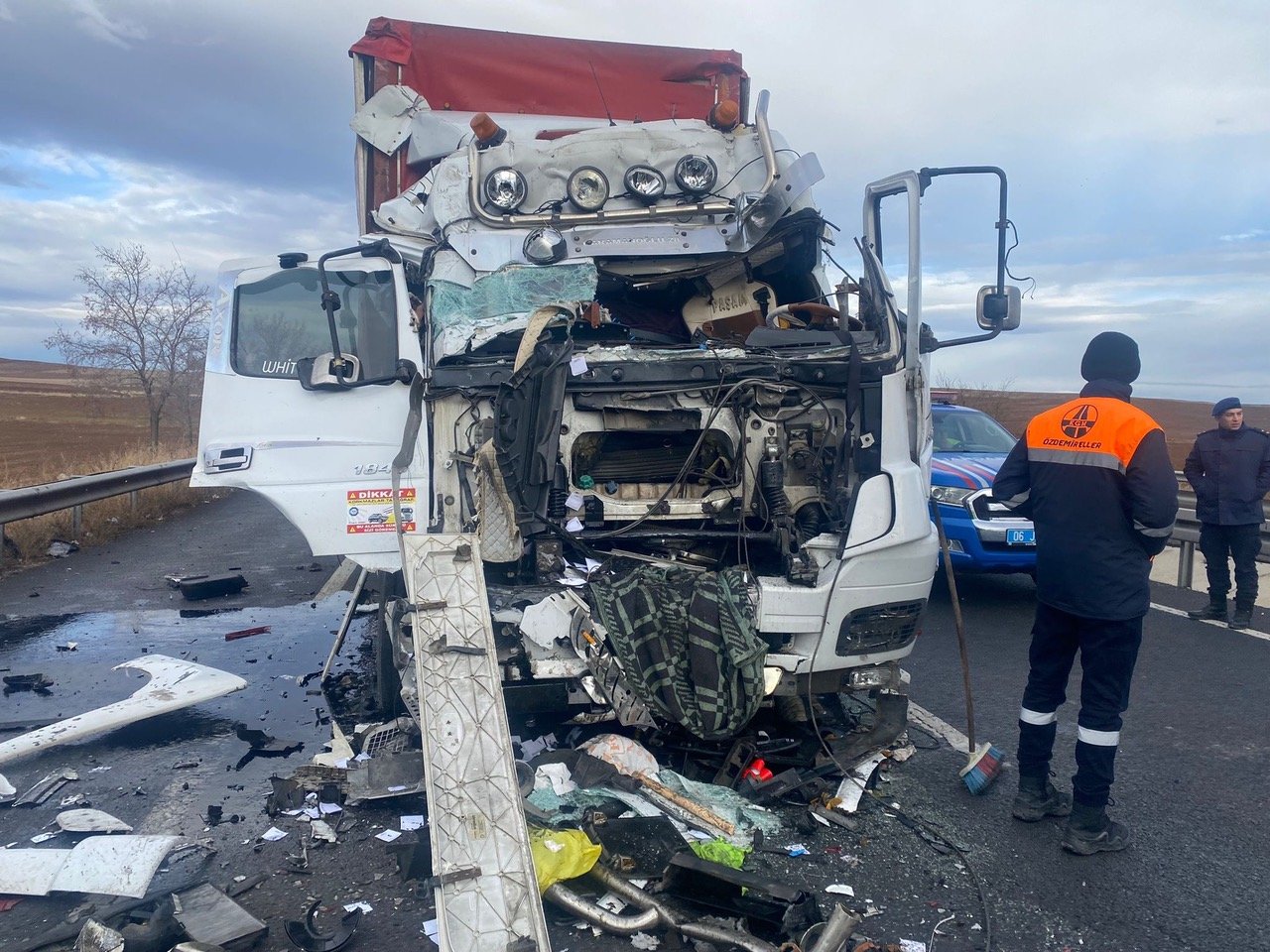 ankara-konya-kara-yolunda-iki-tir-carpisti-surucu-aracta-sikisti-1.jpg