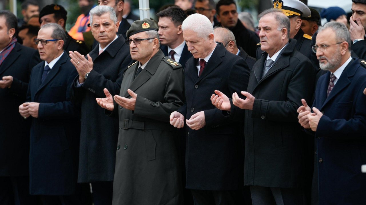 milli-sair-mehmet-akif-ersoy-mezari-basinda-anildi.jpg