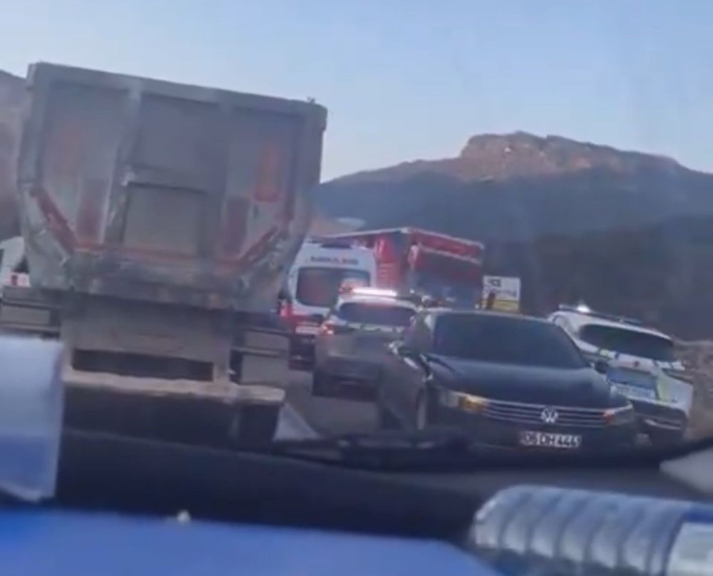 Gaziantep’te işçi servisi ile tır çarpıştı: 2 genç hayatını kaybetti, 7 yaralı var