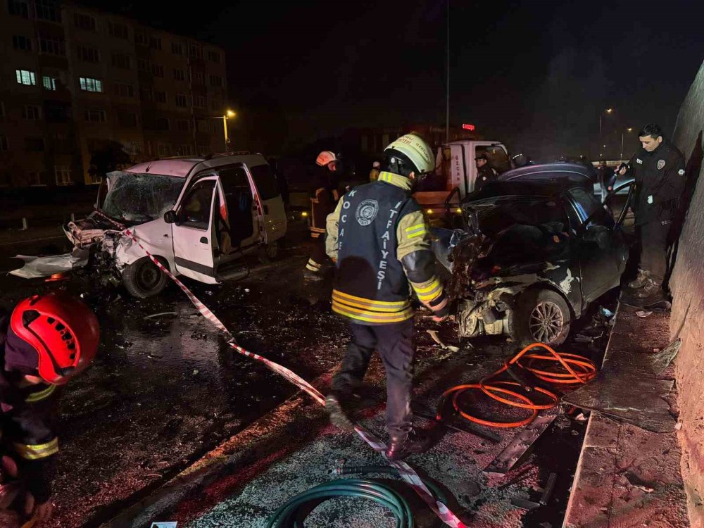 Yeni yılın ilk saatlerinde feci kaza... Kafa kafaya çarpıştılar: 1 ölü