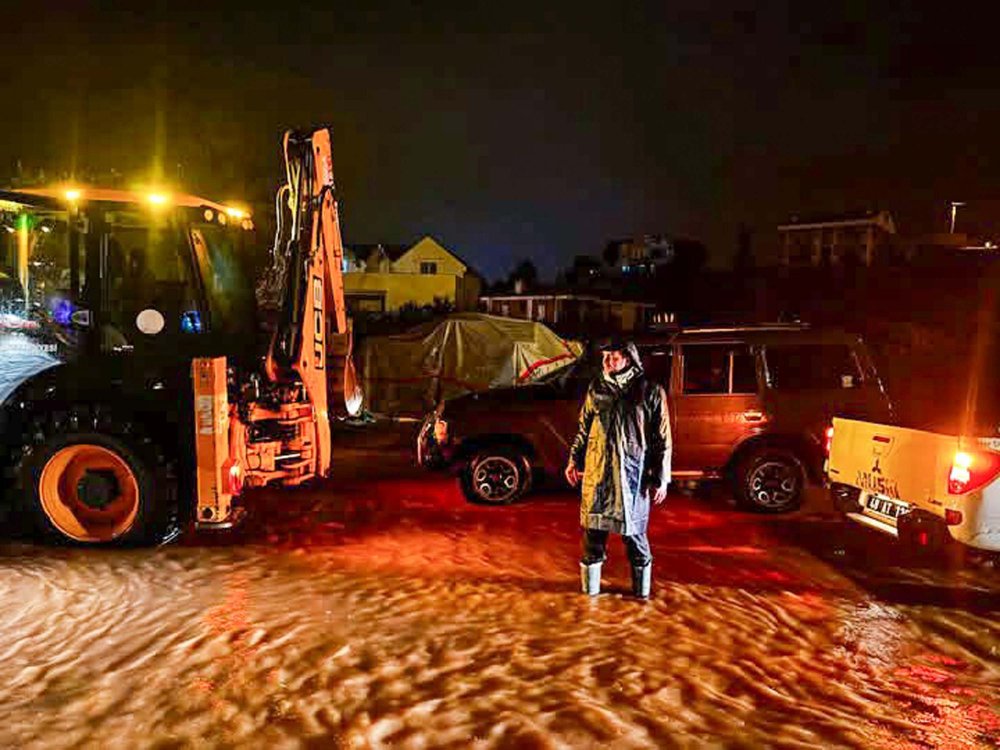 16 ev ve 2 iş yerini su bastı