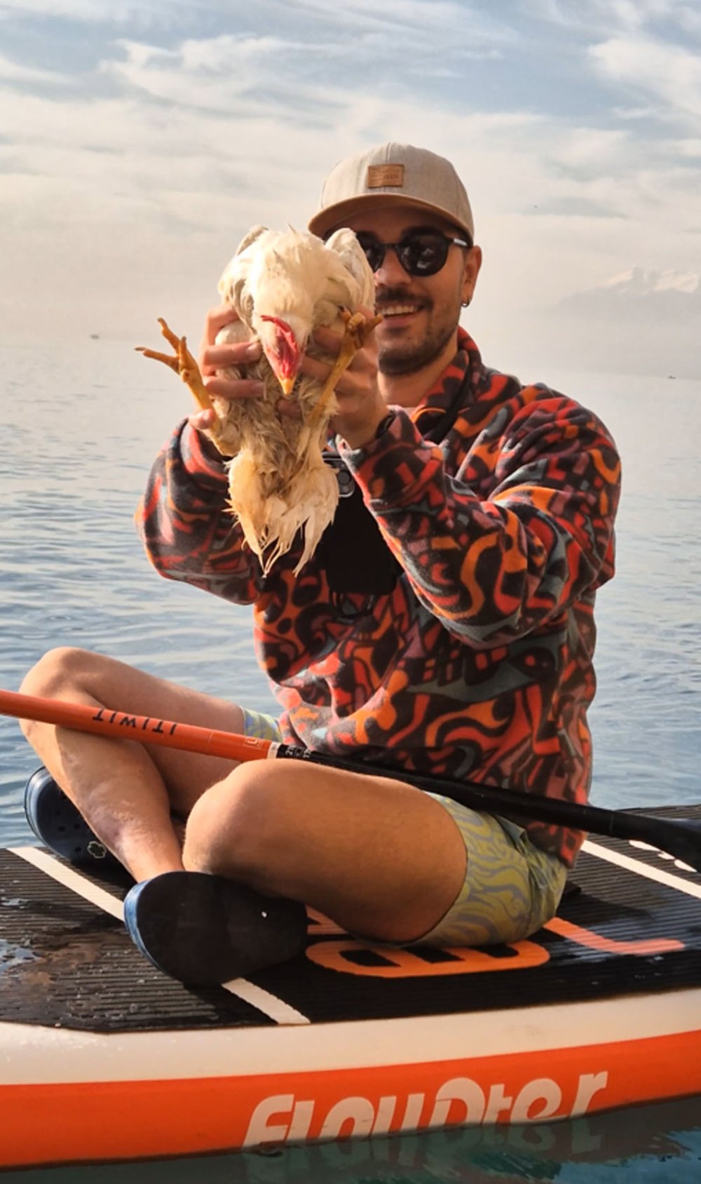 Denize düşen tavuğu kurtarıp sahiplendi