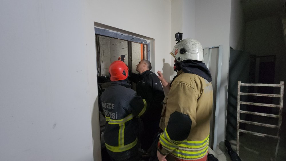 Montaj yaptıkları asansörle boşluğa düşen 3 işçi yaralandı