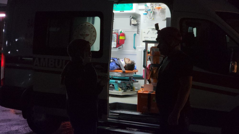 Montaj yaptıkları asansörle boşluğa düşen 3 işçi yaralandı