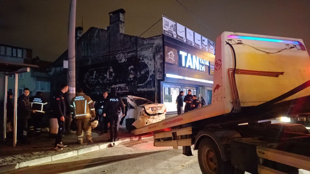 Bursa'da otomobil elektrik direğine çarptı: 1 ölü, 3 yaralı