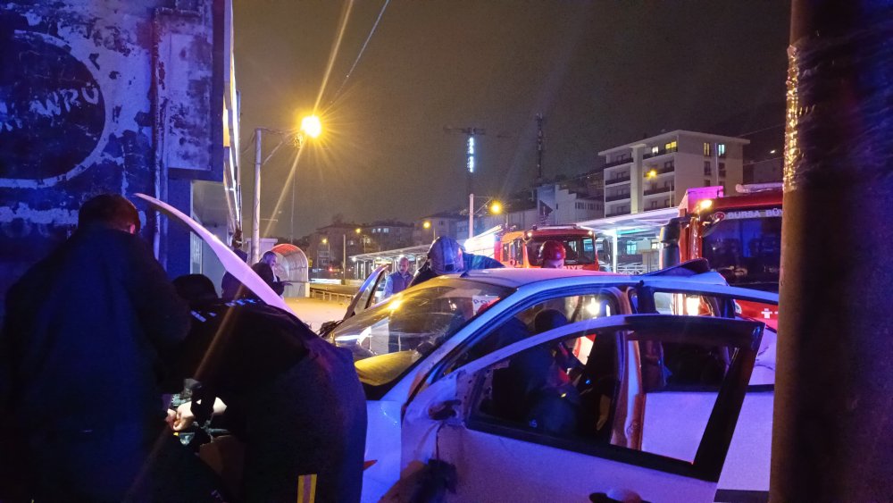 Bursa'da otomobil elektrik direğine çarptı: 1 ölü, 3 yaralı