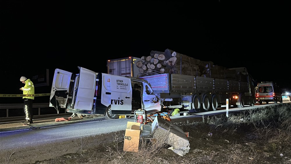 Kamyonet, çarptığı TIR’ın dorsesinde 100 metre sürüklendi; 1 ölü, 1 yaralı