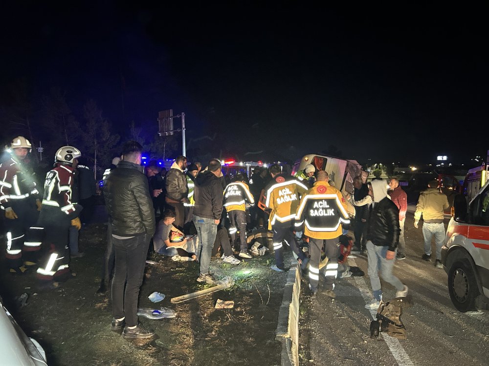 Uşak'ta otomobil ile işçi servisi çarpıştı: 28 yaralı