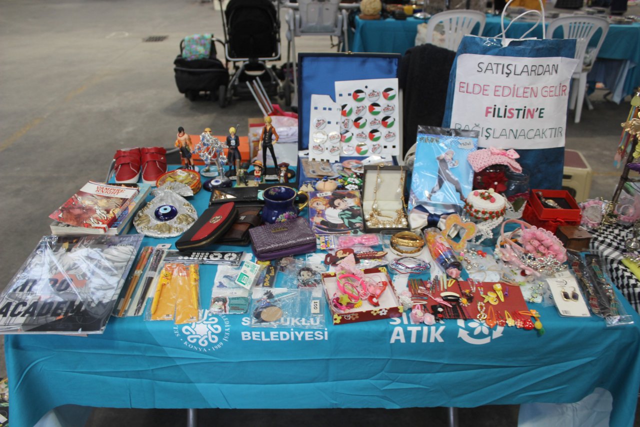 elif-yilmaz-stand.jpg