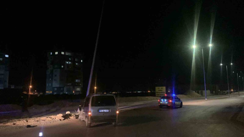 Karaman'da kontrolden çıkan hafif ticari araç, aydınlatma direğine çarptı