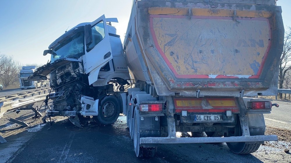Konya’da tırlar çarpıştı!