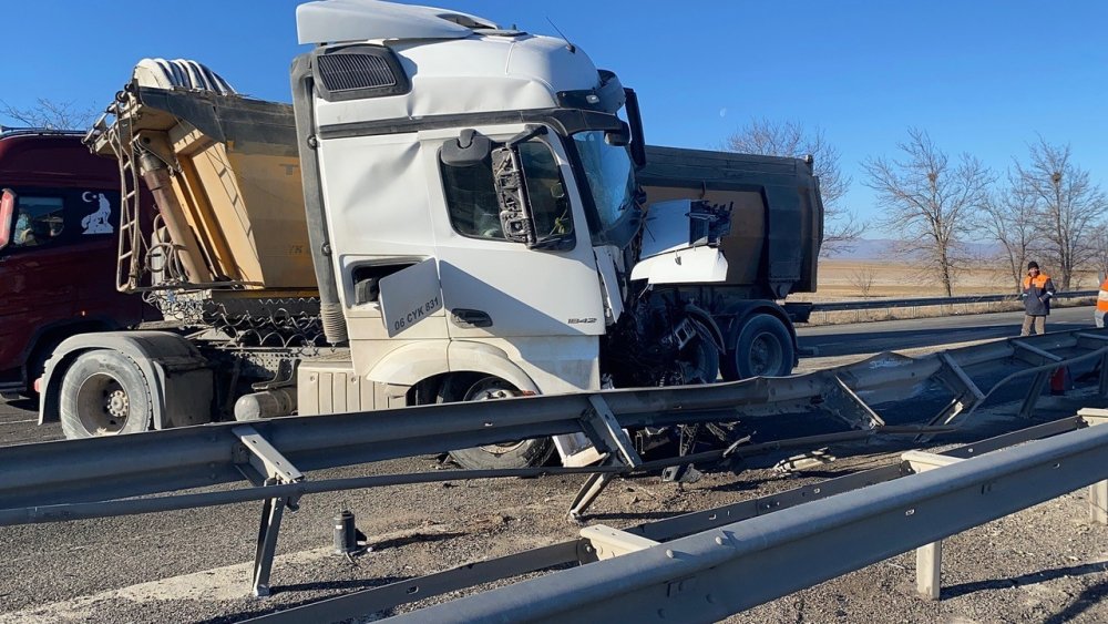 Konya’da tırlar çarpıştı!